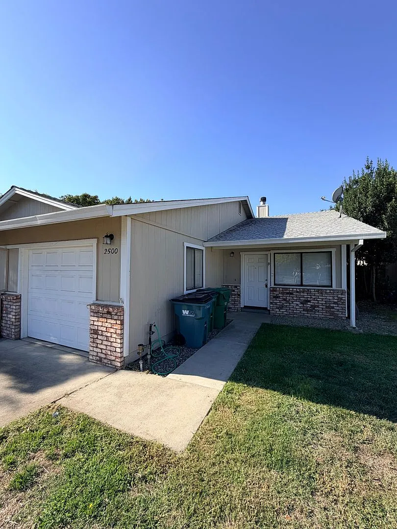 Comfortable 2 Bedroom, 2 Bath Home with Garage & Fireplace! — Photo 1