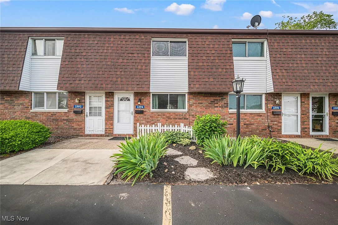 2594 Shakespeare Ln photo 1