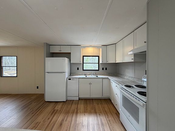 2nd image of 896 Middle Road