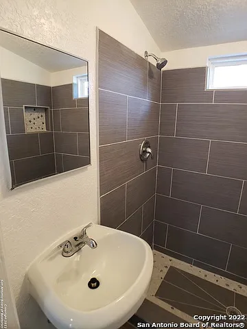 205 W Lambert St — Photo 8