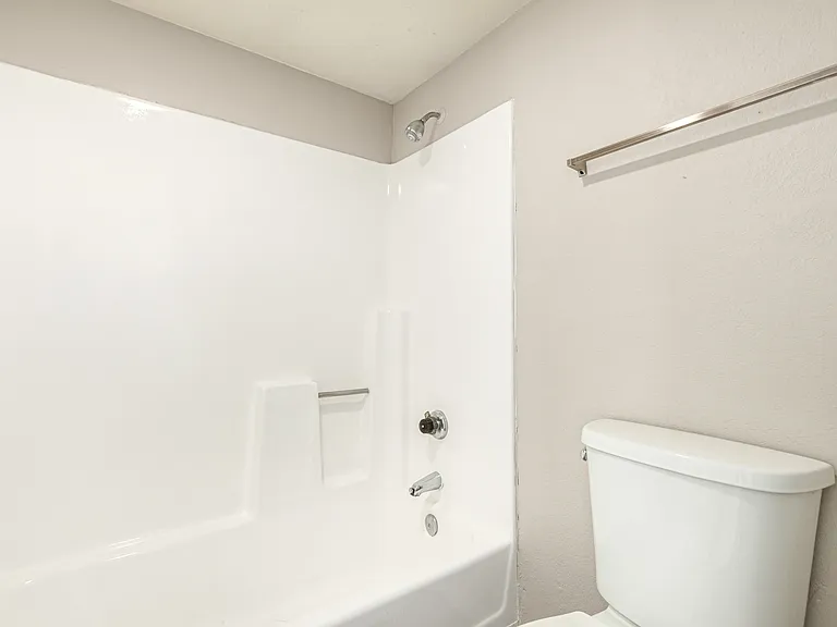 Goldcrest Apartments — Photo 27