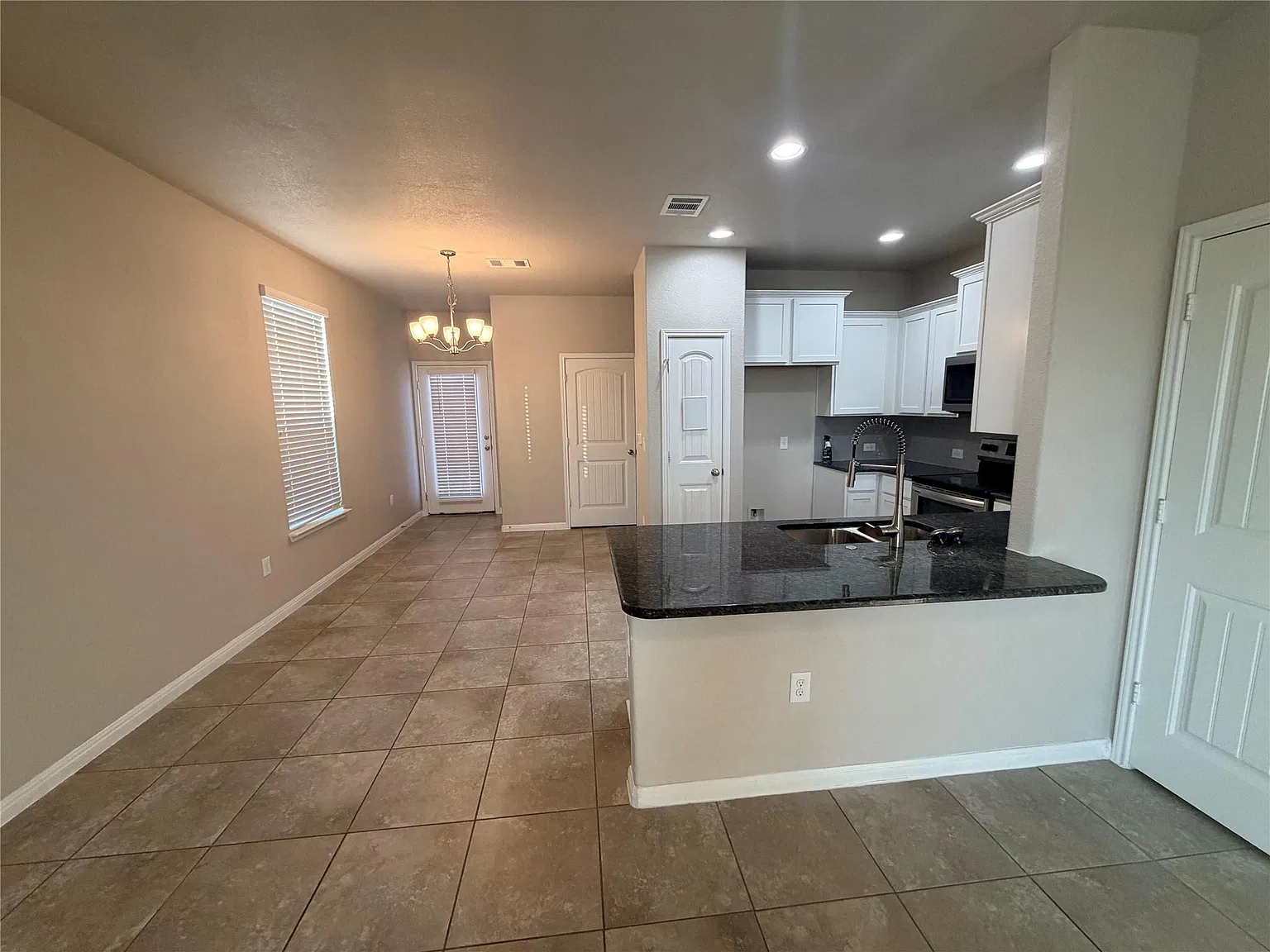 3 bed, 2.5 bath, 1324 sqft, $1,900 — Photo 3