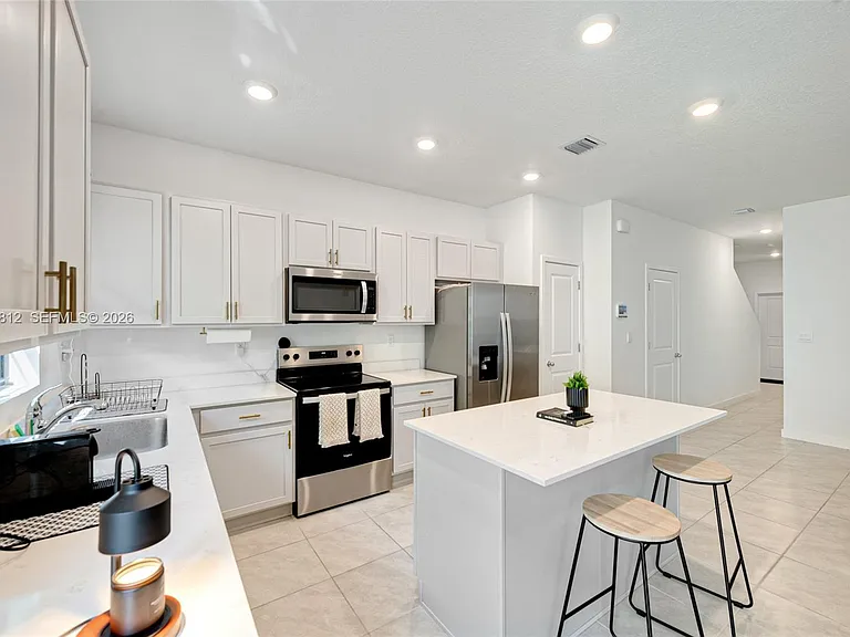 834 SW 11th Ter #834 — Photo 4