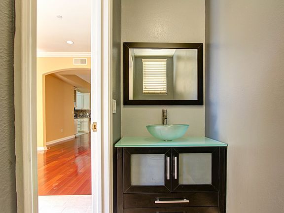 2nd image of 13912 Oxnard St APT 12
