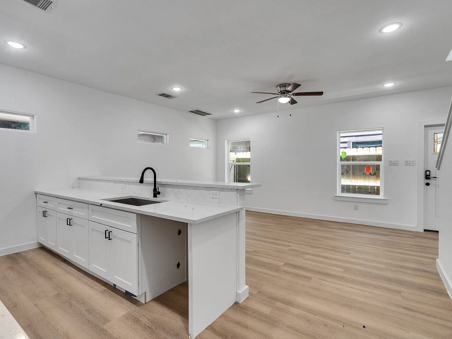 3 bed, 2.5 bath, 1500 sqft, $1,900 — Photo 2