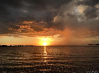 24 Hickory Ave, Yankeetown, FL 34498