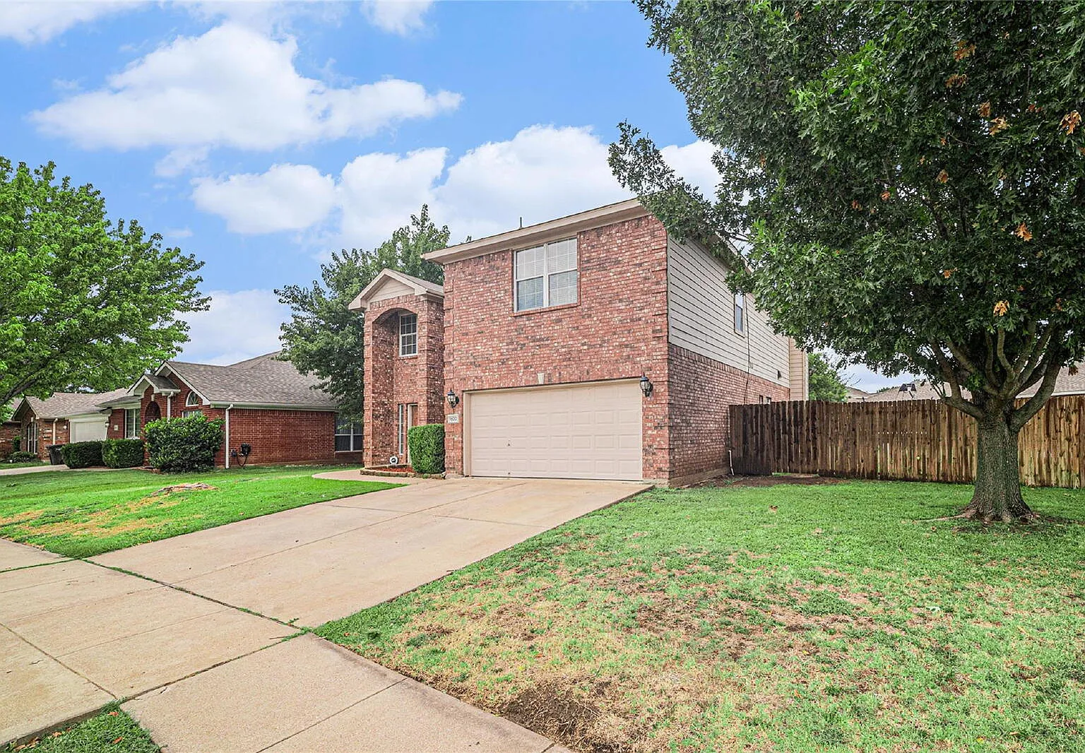 5 bed, 2.5 bath, 2912 sqft, $2,450 — Photo 2