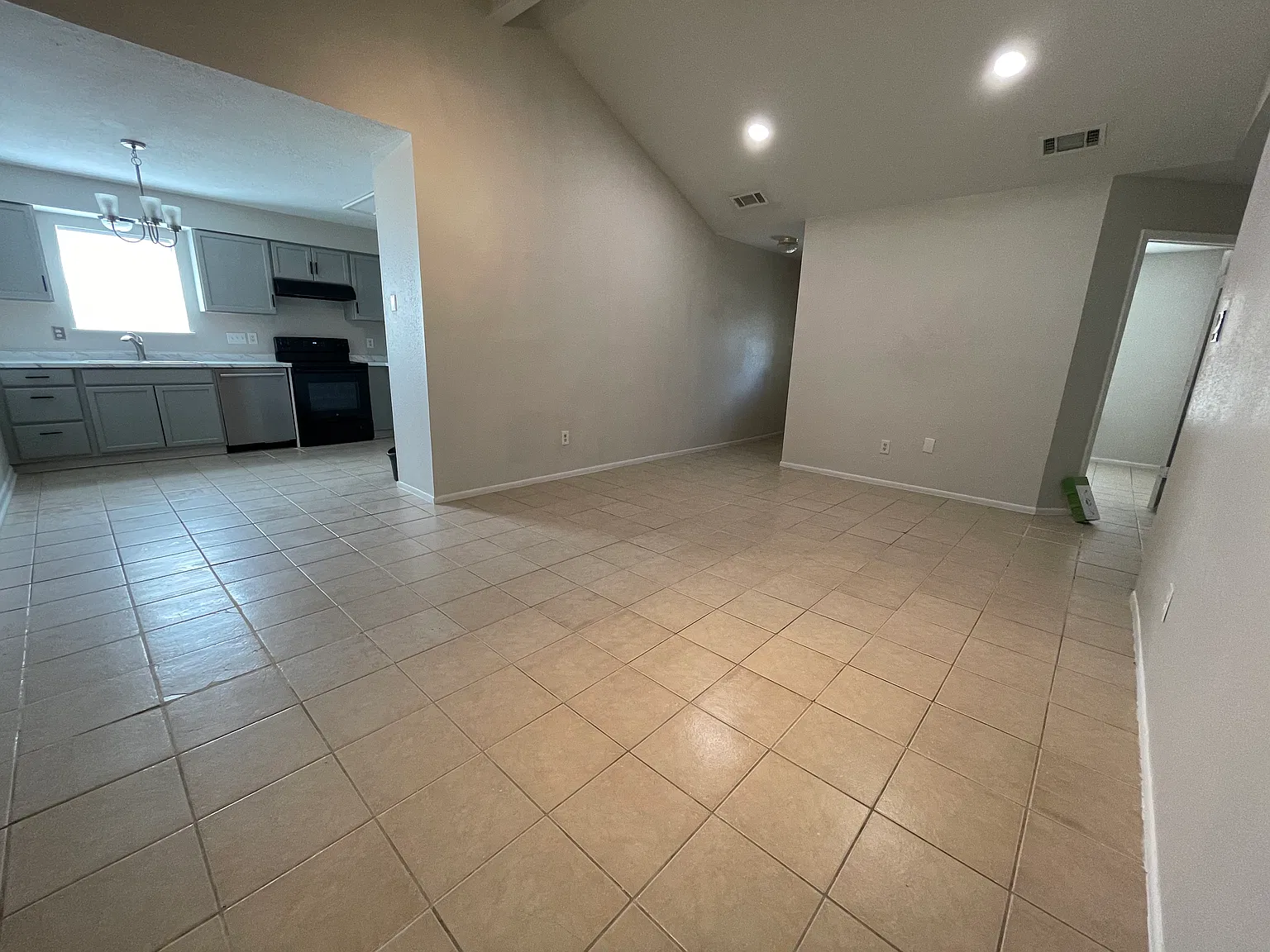 3 bed, 1032 sqft, $1,700 — Photo 4