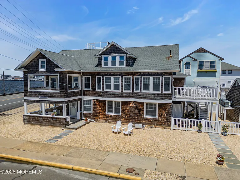 600 N Bayview Ave — Photo 1