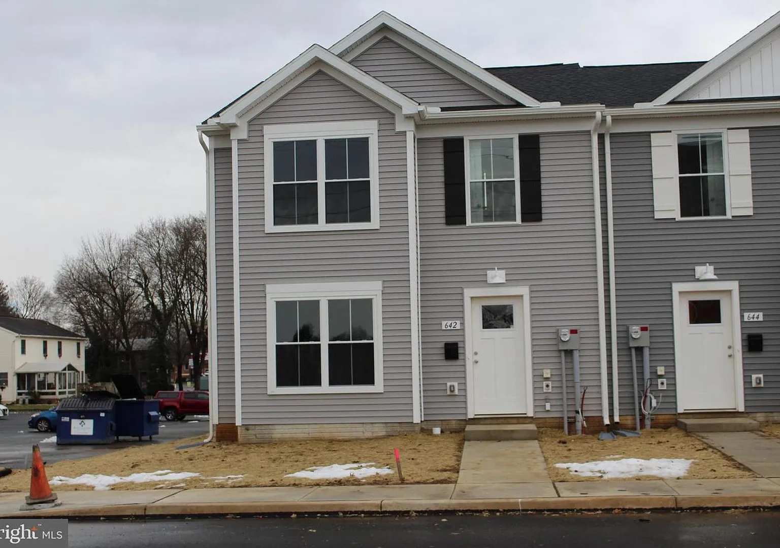 Stunning 3-bedroom townhouse in prime location! — Photo 1
