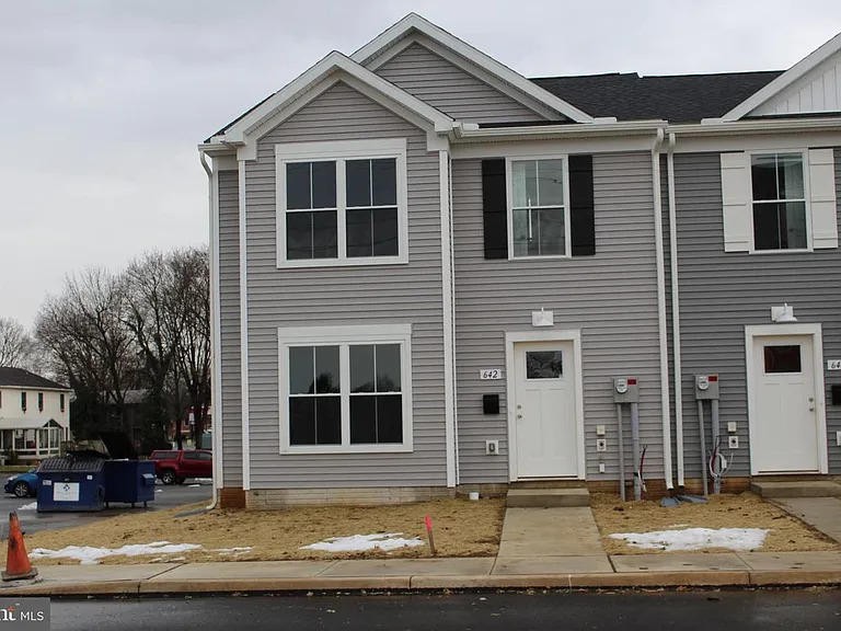 642 N College St — Photo 1