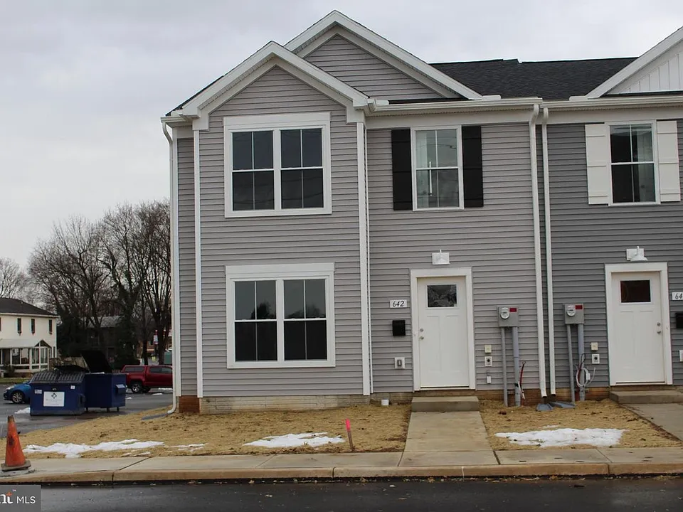 642 N College St
