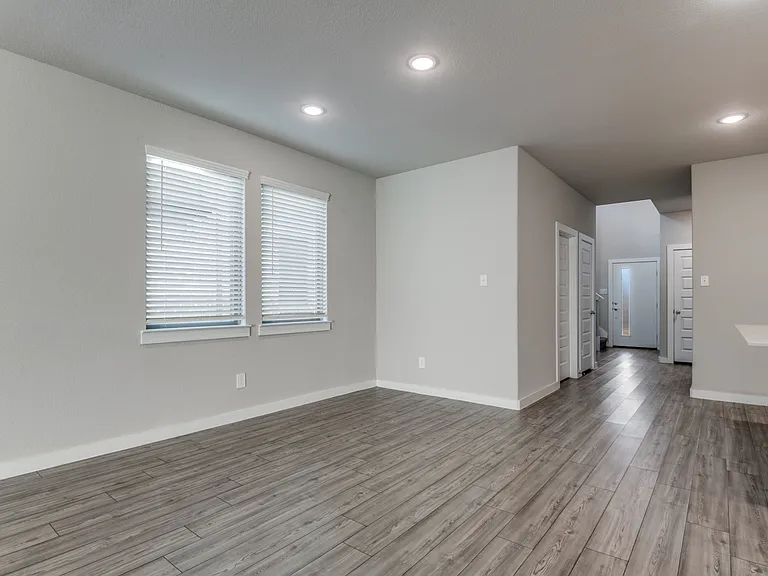 2412 Green River Rd — Photo 4