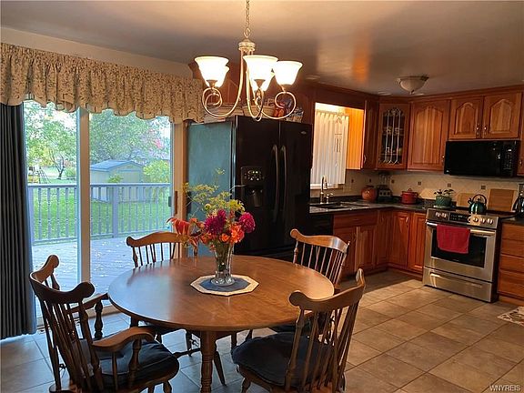 3rd image of 11 Kingswood Dr
