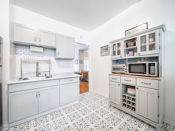 3rd image of 4322 N Clarendon Ave APT 2210