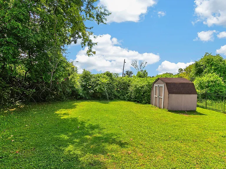 2423 Underwood St — Photo 37