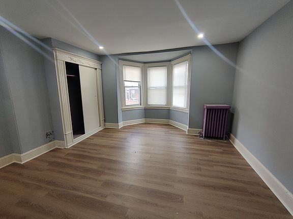 5th image of 220 E Chestnut St