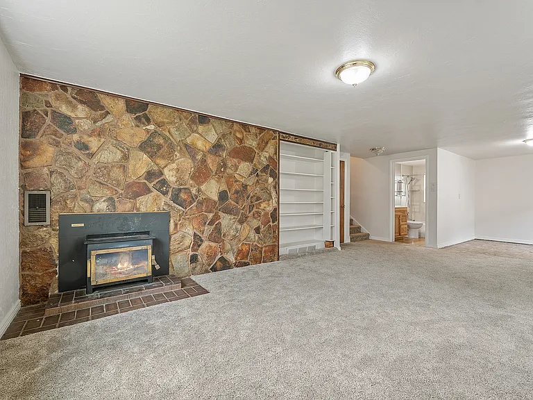 525 Monroe Blvd — Photo 10