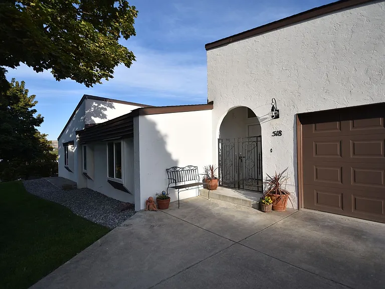 518 Fairway Dr — Photo 2