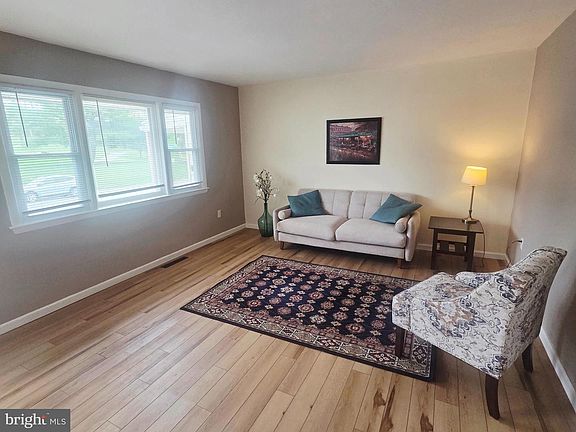 3rd image of 2504 Girard Ave