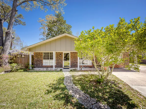 713 Pine Hills Rd, Ocean Springs, MS 39564