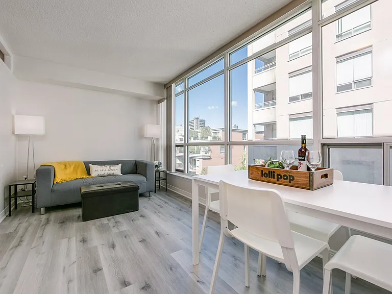942 Yonge St #804 — Photo 2