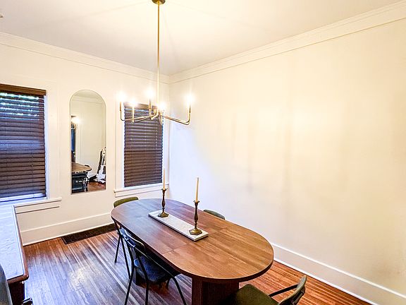 Eat-in dining room