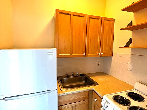 5th image of 2-8 Elmwood Ave #23
