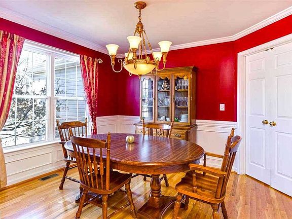 3rd image of 62 River Park Ln