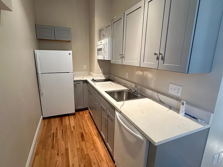 118 W 6th St #10 — Photo 2