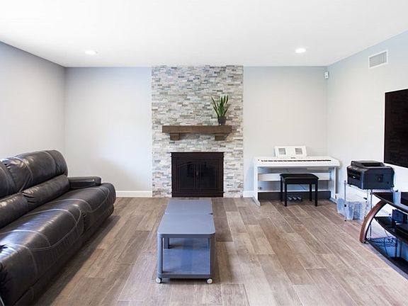 3rd image of 1535 Folkstone Ave