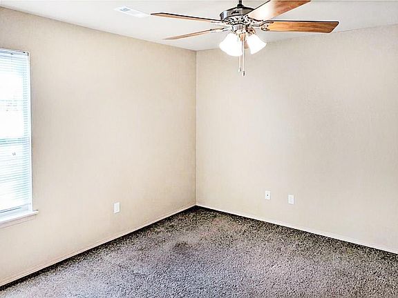 4th image of 909 Meadowlands Dr