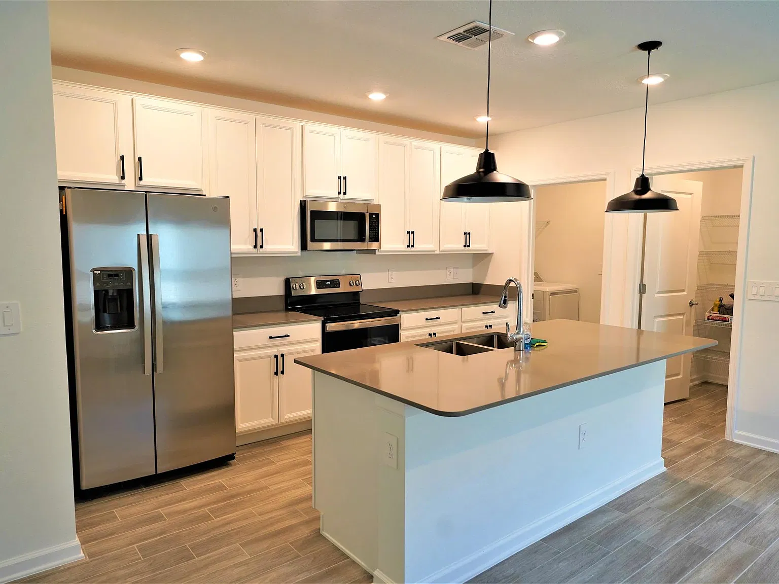 5 bed, 2389 sqft, $3,300 — Photo 4