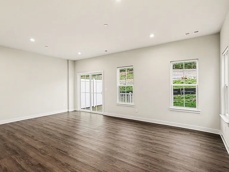 1049 Mountain View Dr — Photo 5