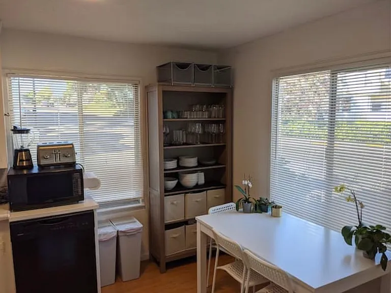 425 Capitola Ave — Photo 6