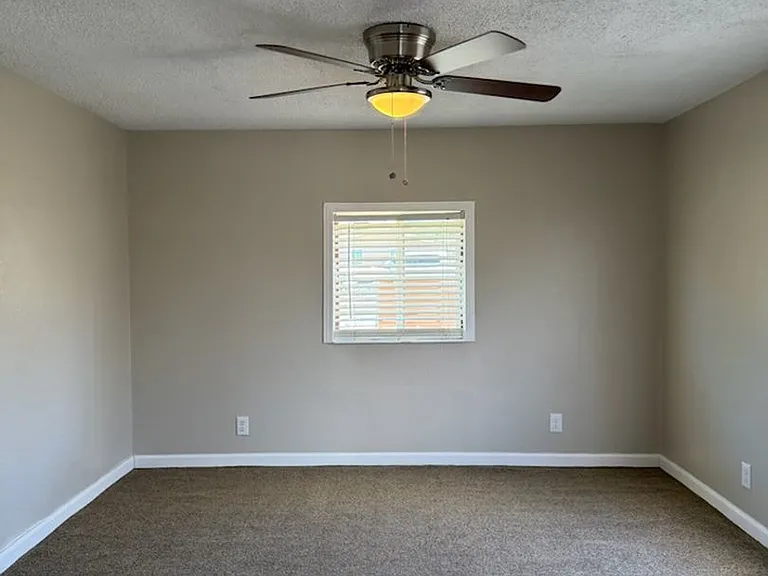 527 W Wilson Ave — Photo 9