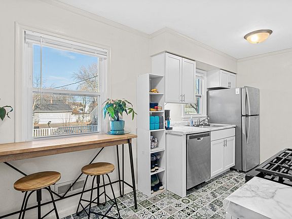 4th image of 203 Moreland Ave E