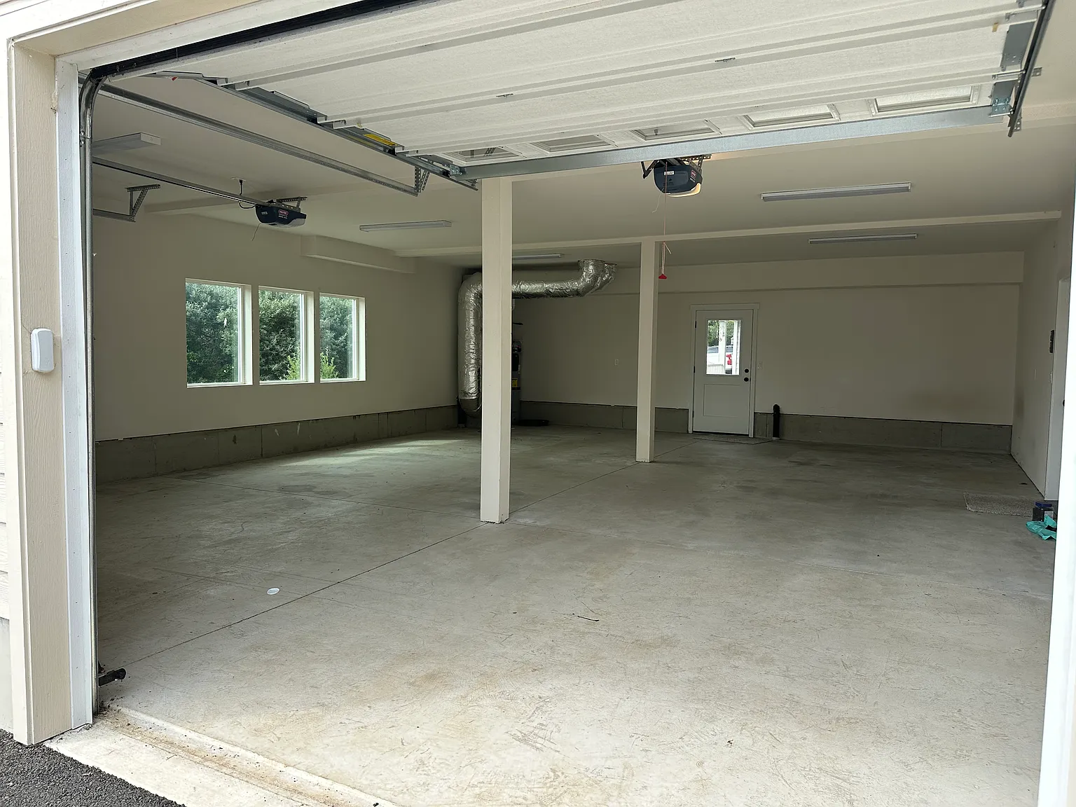 3 bed, 2.5 bath, 2360 sqft, $2,400 — Photo 4
