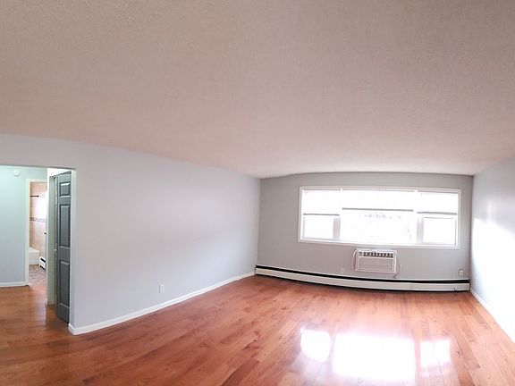 4th image of 467 Maryland Ave W #302