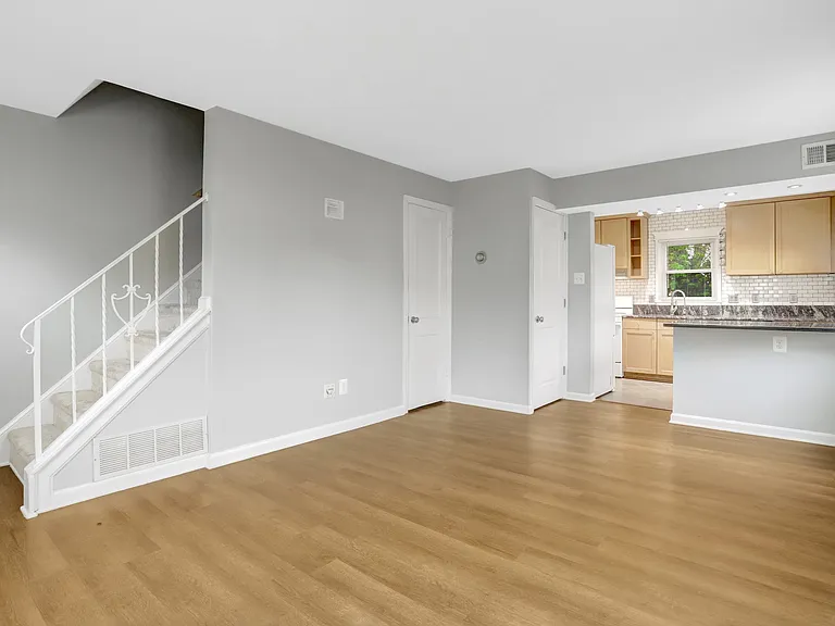2340 Fairview Ter — Photo 10