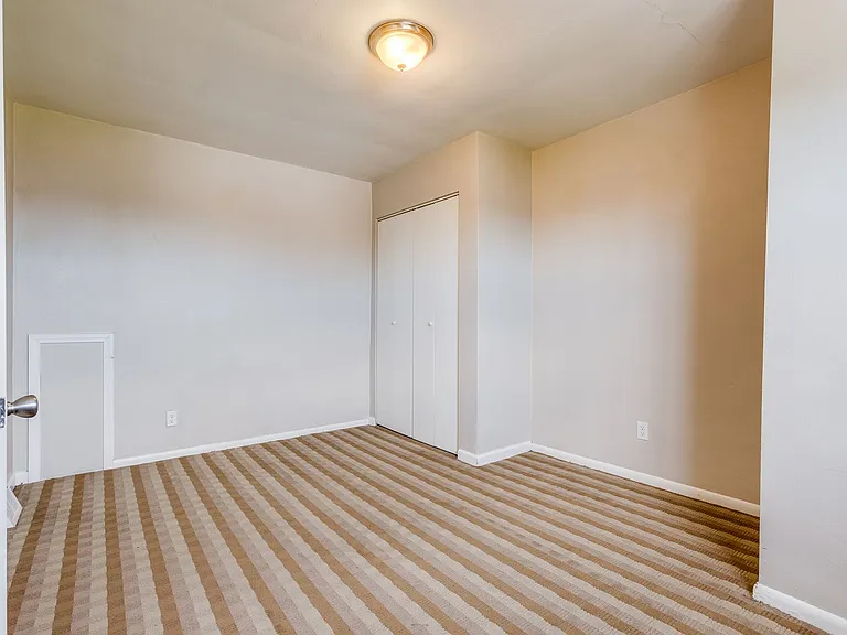 Great building with off street parking, views of the city, laundry on site! — Photo 29