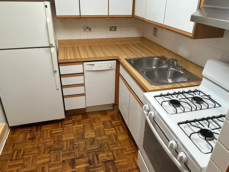 2340 N Commonwealth Ave — Photo 24