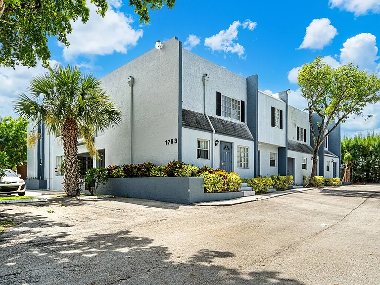 Vista Townhomes — Photo 1