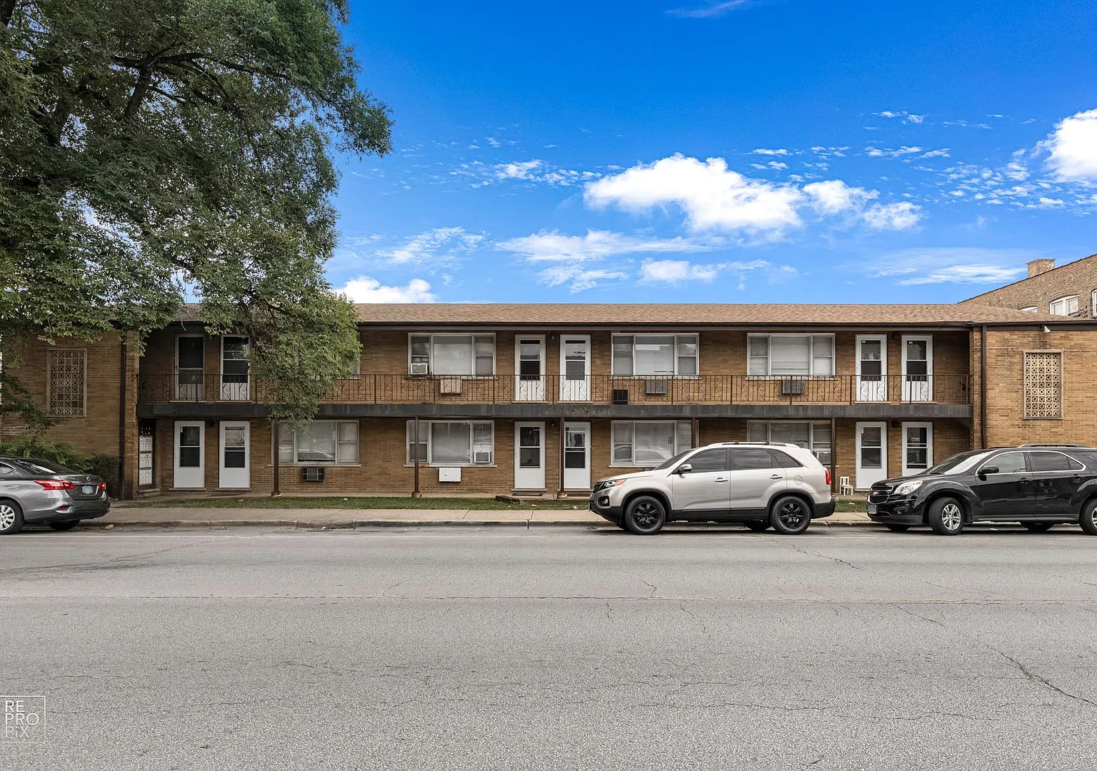 One Bedroom Apartment - Great Location! — Photo 1