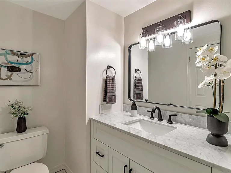 121 Saint Philip Ct — Photo 33