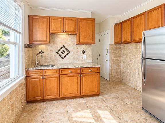 5th image of 176 Shaw St APT 1