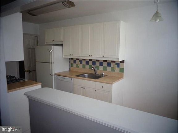 5th image of 4332 Oakmont St