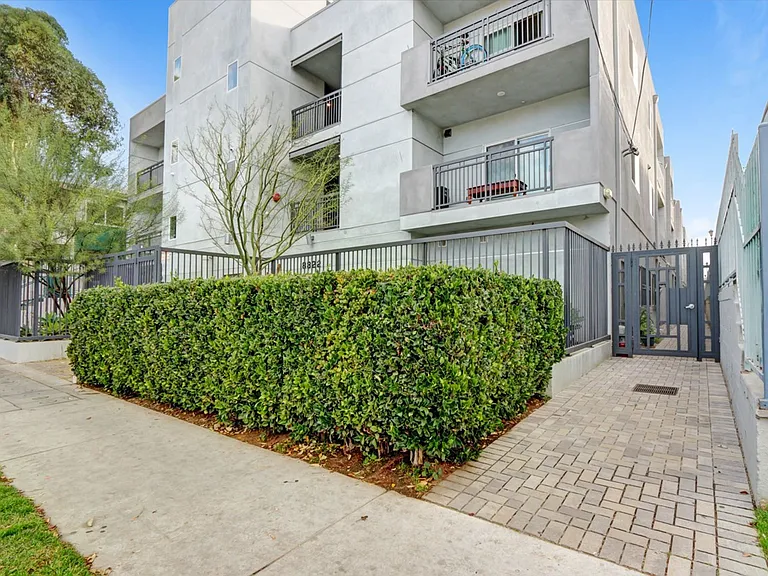 Burnet Apartments — Photo 3