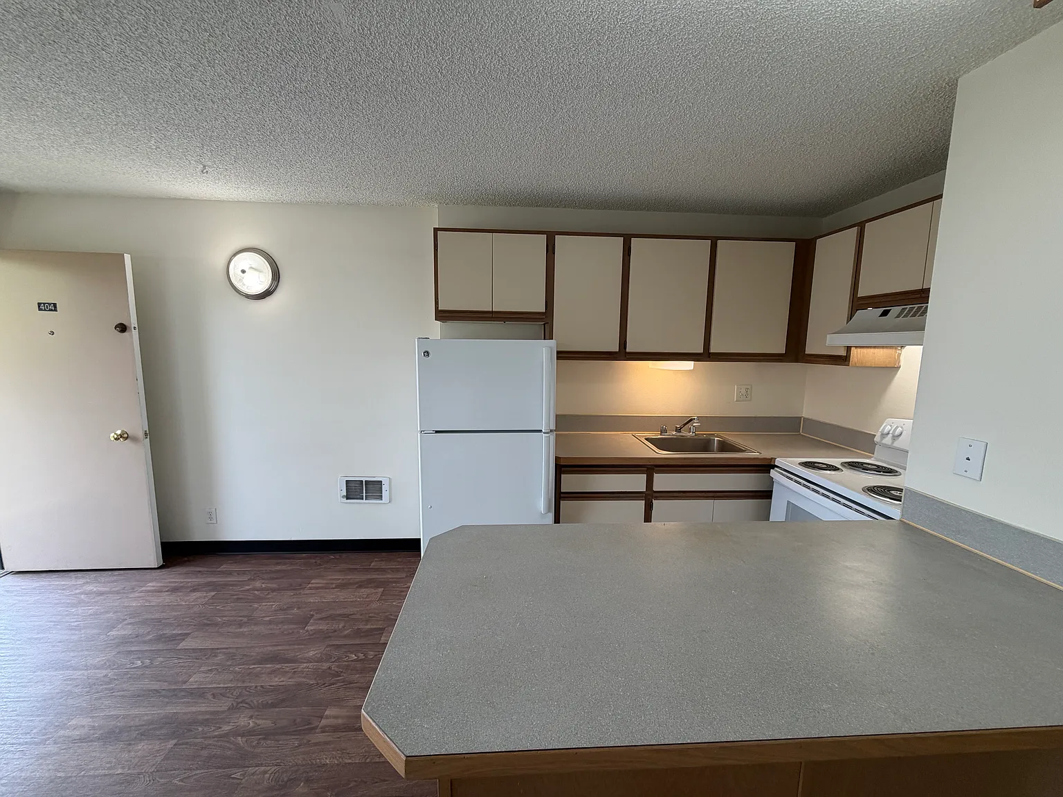 2 bed, 740 sqft, $1,950 — Photo 2