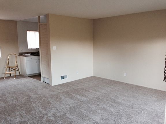4th image of 472 Lincoln Cir APT 2